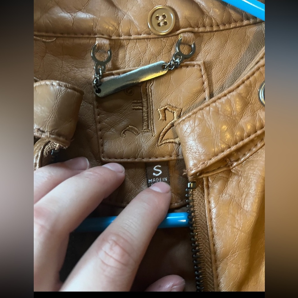 Leather jacket - Picture 2 of 4